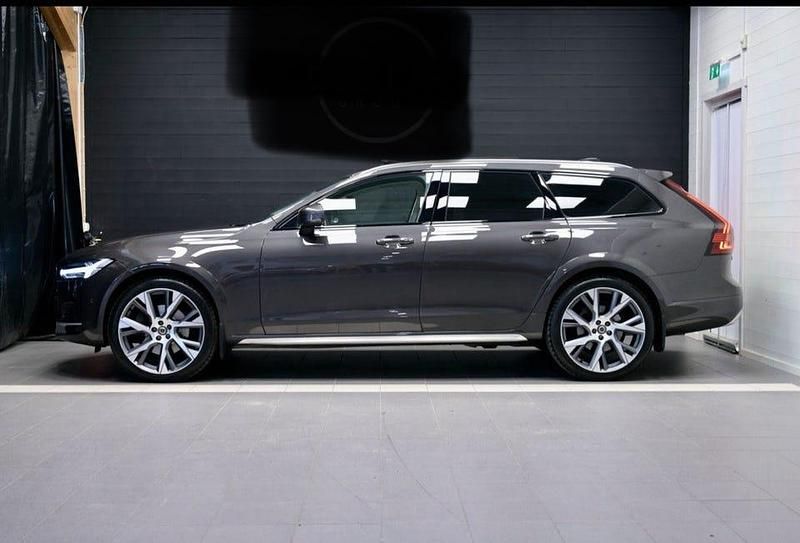 Begagnad Volvo V90 CC 240 HK (176 kW) 2021 Kombi