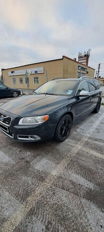 Grå metallic (blyerts) Begagnad 2011 Volvo V70 R-Design Kombi | 70 000 kr (Marknadspris) - Bild 1/4