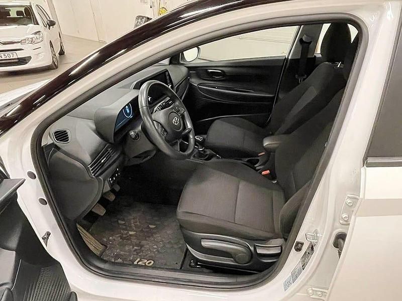 Begagnad Hyundai i20 Essential 101 HK (74 kW) 2022 Vit Halvkombi