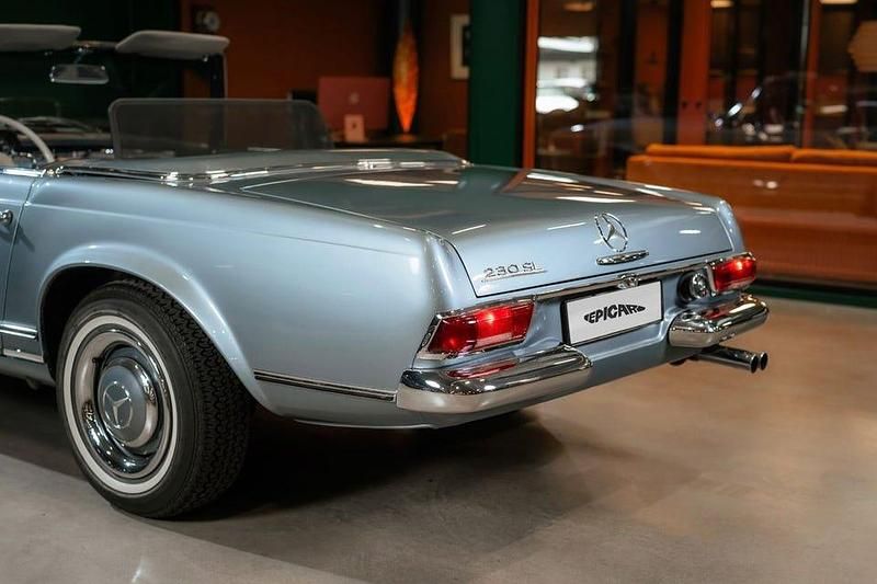 Begagnad Mercedes 230 150 HK (110 kW) 1966 Ljusblå Cab