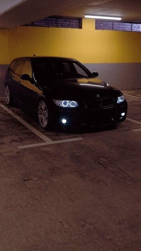 Svart Begagnad 2007 BMW 330 M Sport Kombi | 89 999 kr (Marknadspris) - Bild 1/4