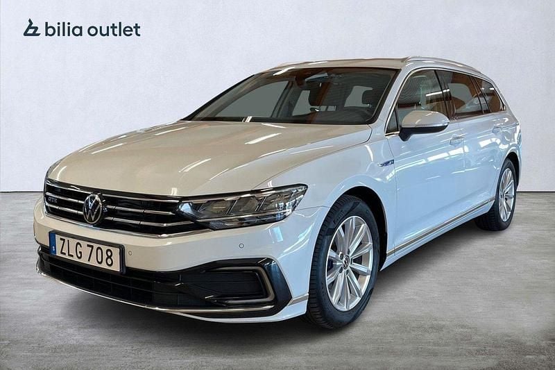 Vit Begagnad 2022 VW Passat GTE Kombi | 269 900 kr (Marknadspris) - Bild 1/3