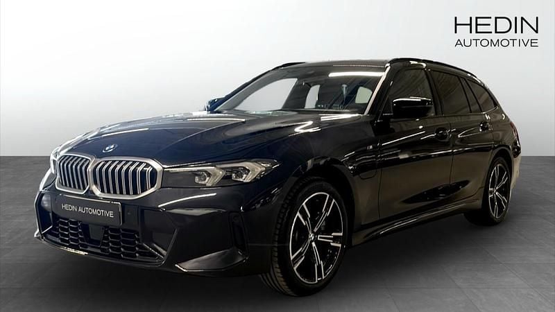 Svart (grey) Begagnad 2024 BMW 330e Comfort Edition Kombi | 528 700 kr (Marknadspris) - Bild 1/4