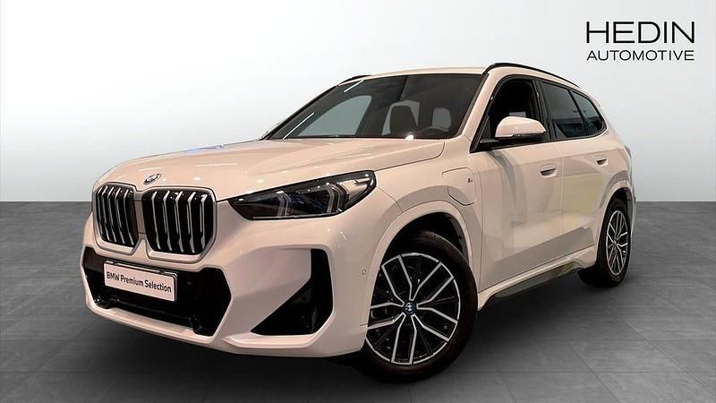 Vit Begagnad 2025 BMW X1 Comfort Edition SUV | 528 700 kr (Bra pris) - Bild 1/4