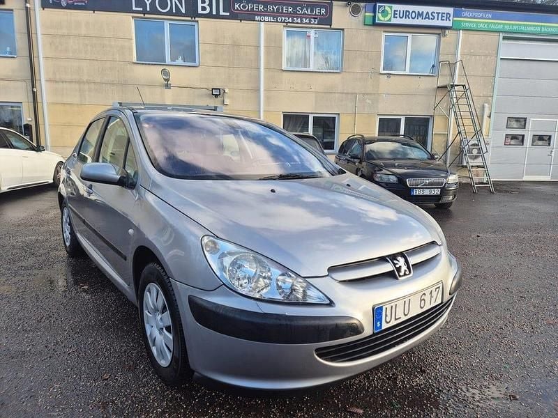 Grå Begagnad 2004 Peugeot 307 Halvkombi | 21 900 kr (Marknadspris) - Bild 1/4