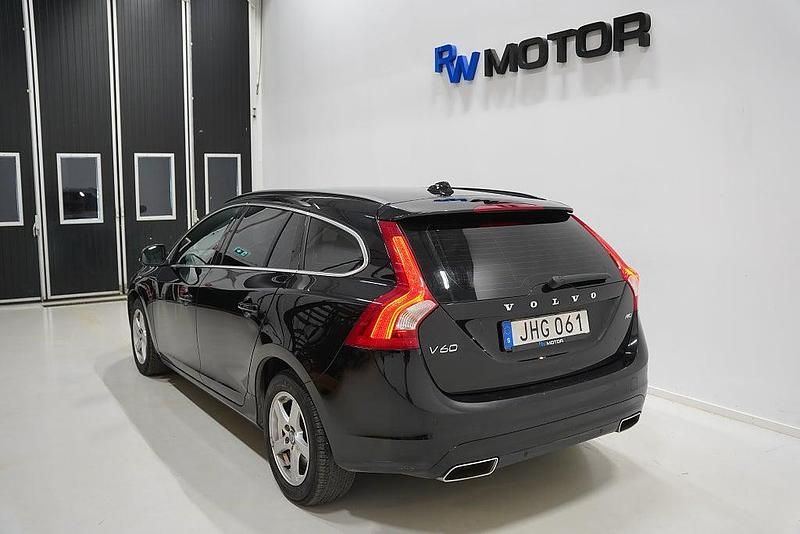 Begagnad Volvo V60 Momentum 190 HK (139 kW) 2015 Svart Kombi