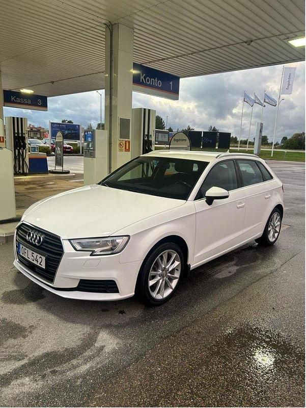 Vit Begagnad 2017 Audi A3 Sportback Comfort Halvkombi | 150 000 kr (Marknadspris) - Bild 1/4