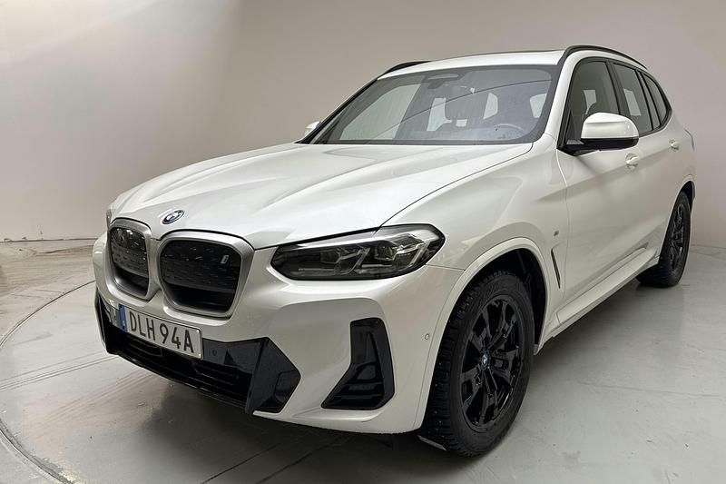 Vit Begagnad 2022 BMW iX3 Shadowline SUV | 439 000 kr (Superpris) - Bild 1/4