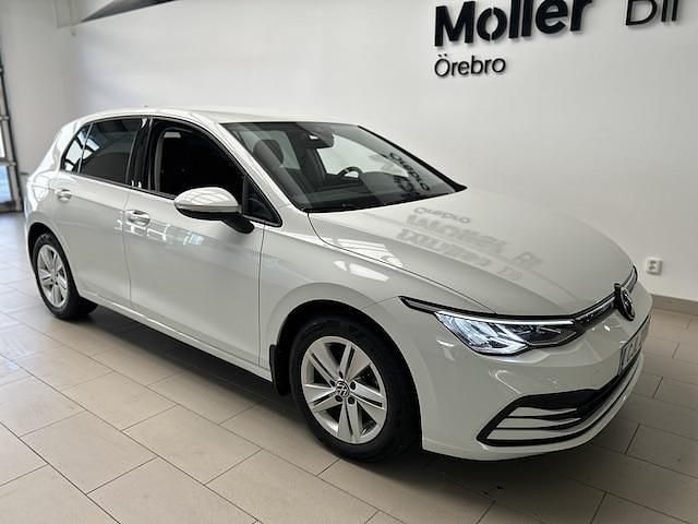Vit (pure white) Begagnad 2021 VW Golf VIII Life Kombi | 259 000 kr (Marknadspris) - Bild 1/4