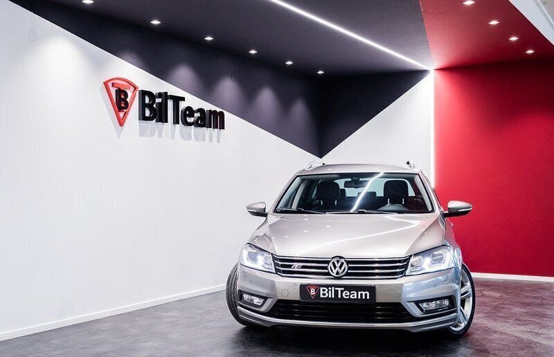 Ljusbrun (brun) Begagnad 2014 VW Passat R-line Kombi | 154 900 kr (Marknadspris) - Bild 1/4
