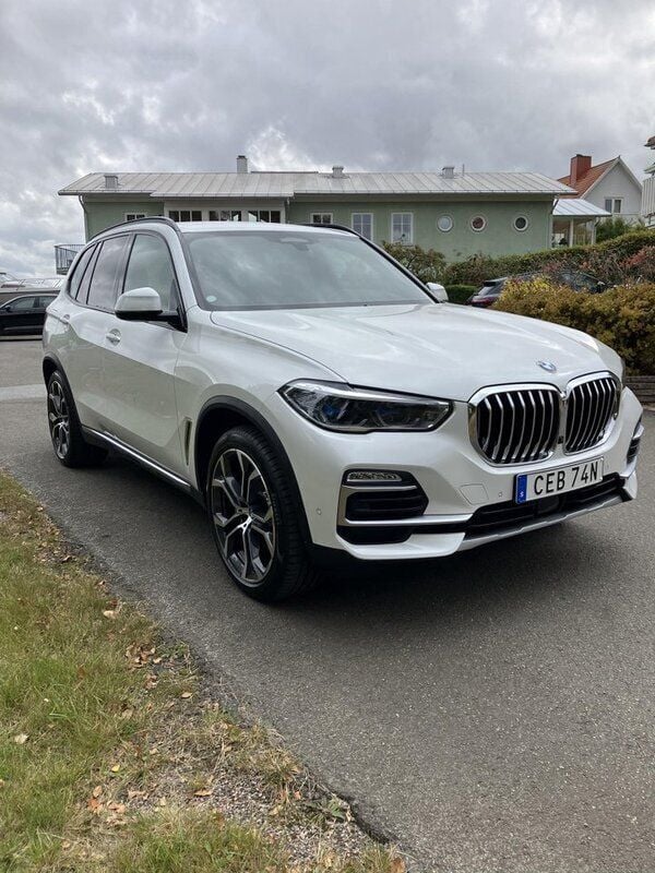 Vit Begagnad 2021 BMW X5 xLine SUV | 739 000 kr (Dyr) - Bild 1/4