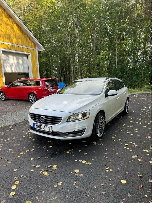 Vit Begagnad 2014 Volvo V60 Momentum Kombi | 92 000 kr (Bra pris) - Bild 1/4