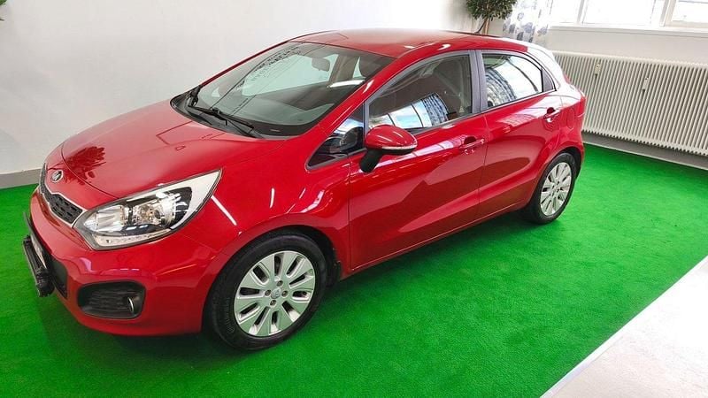 Röd (röd met) Begagnad 2014 Kia Rio Halvkombi | 75 500 kr (Marknadspris) - Bild 1/4