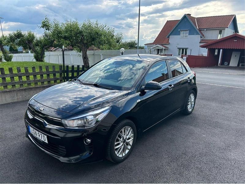 Svart Begagnad 2018 Kia Rio Halvkombi | 120 000 kr (Marknadspris) - Bild 1/4