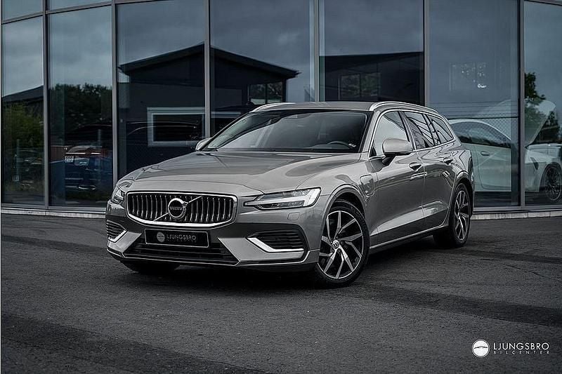 Grå Begagnad 2022 Volvo V60 Kombi | 339 900 kr (Marknadspris) - Bild 1/4