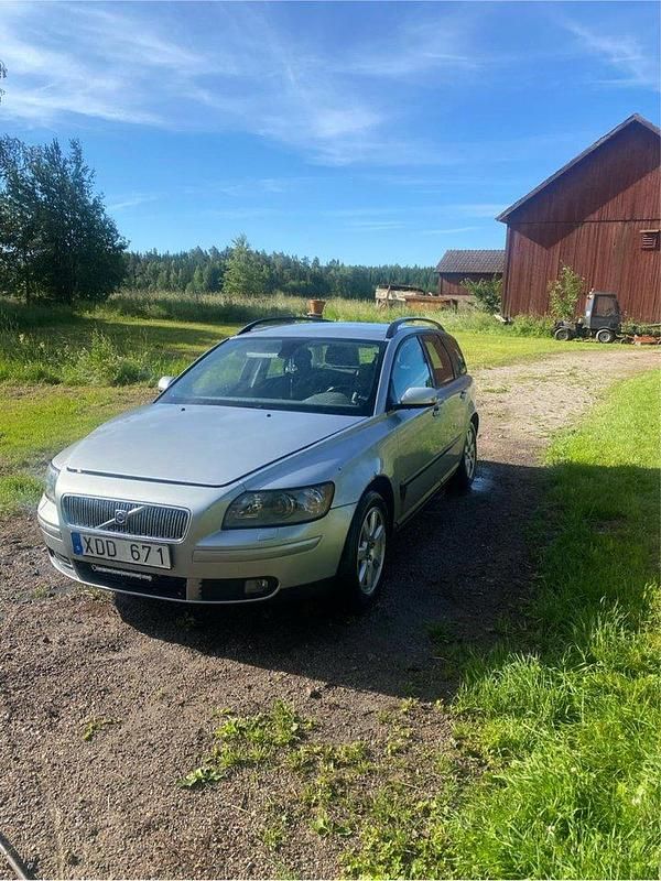 Silver Begagnad 2006 Volvo V50 Kombi | 18 000 kr (Bra pris) - Bild 1/4