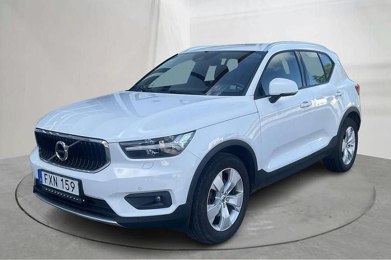 Vit Begagnad 2019 Volvo XC40 Momentum SUV | 251 000 kr (Marknadspris) - Bild 1/4