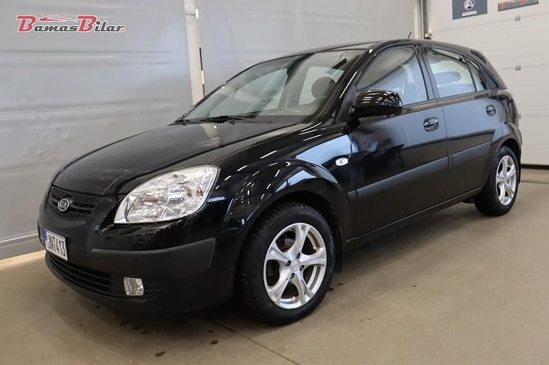 Svart Begagnad 2009 Kia Rio Halvkombi | 44 900 kr - Bild 1/4