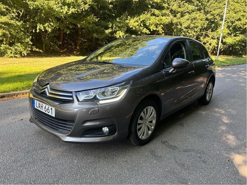 Grå Begagnad 2016 Citroën C4 Halvkombi | 64 900 kr (Marknadspris) - Bild 1/4