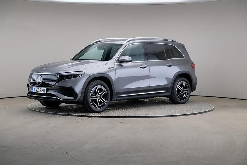 Mörkgrå Begagnad 2022 Mercedes EQB300 AMG line SUV | 379 000 kr (Marknadspris) - Bild 1/4