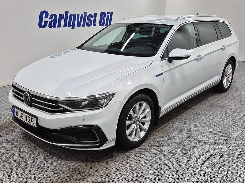 Vit Begagnad 2023 VW Passat Executive Kombi | 285 000 kr (Dyr) - Bild 1/4