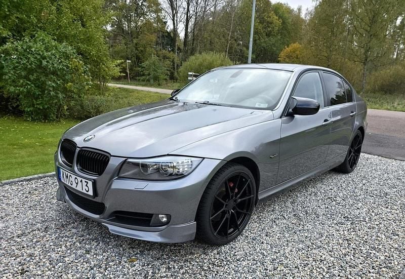 Grå Begagnad 2009 BMW 320 Comfort Edition Sedan | 84 000 kr (Marknadspris) - Bild 1/4