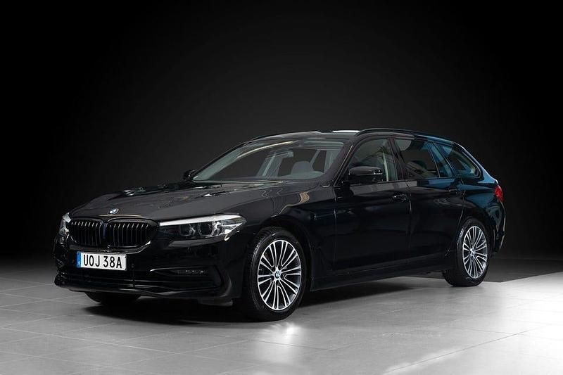 Svart Begagnad 2020 BMW 520 Sport Line Kombi | 338 000 kr (Marknadspris) - Bild 1/4