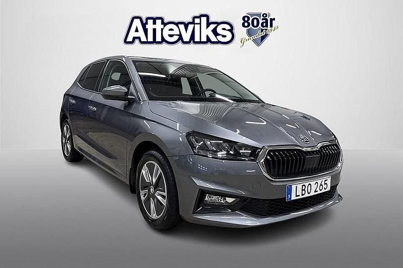 Grå Begagnad 2022 Skoda Fabia Style Halvkombi | 199 900 kr (Marknadspris) - Bild 1/4