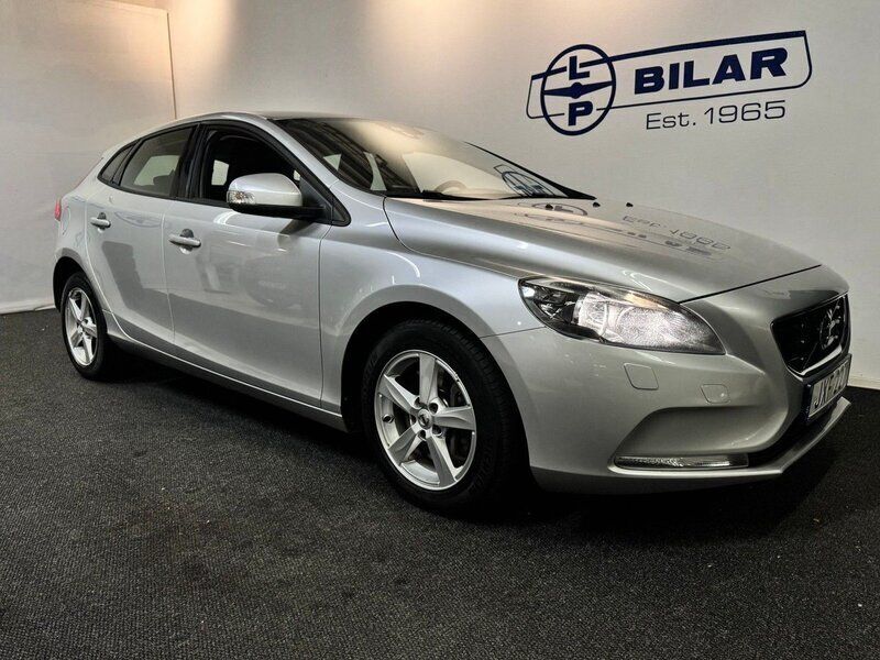 Silver Begagnad 2015 Volvo V40 Kinetic Kombi | 144 000 kr (Marknadspris) - Bild 1/4