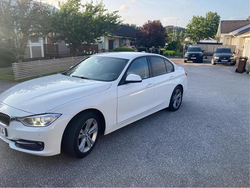 Vit Begagnad 2015 BMW 318 Performance Sedan | 135 000 kr (Marknadspris) - Bild 1/4