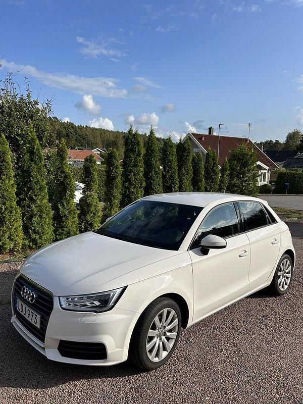 Vit Begagnad 2016 Audi A1 Sportback Sport Halvkombi | 139 000 kr (Marknadspris) - Bild 1/4