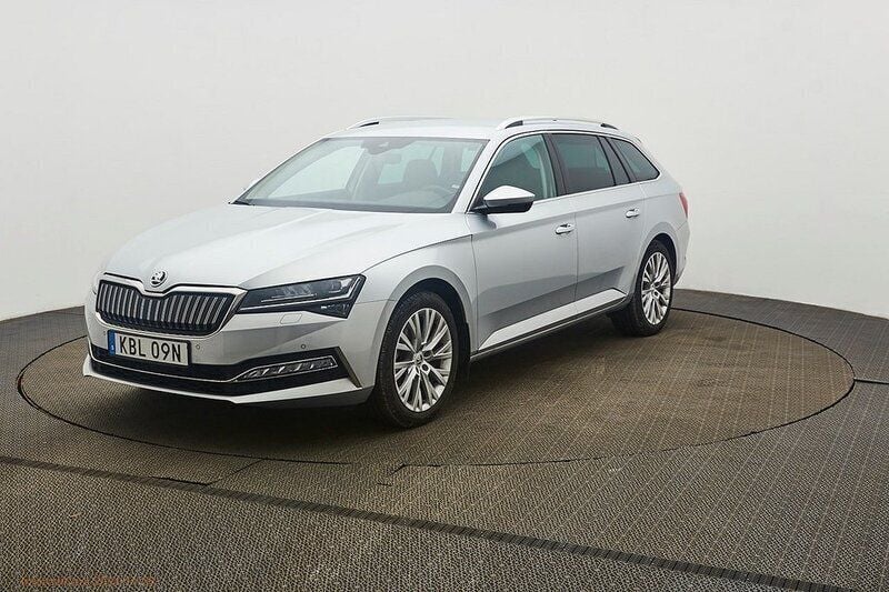 Silver Begagnad 2023 Skoda Superb Business Line Kombi | 349 000 kr (Superpris) - Bild 1/4