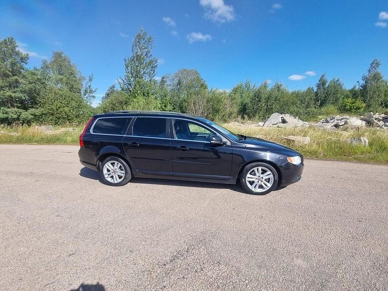 Svart Begagnad 2013 Volvo V70 Momentum Kombi | 80 000 kr (Superpris) - Bild 1/4