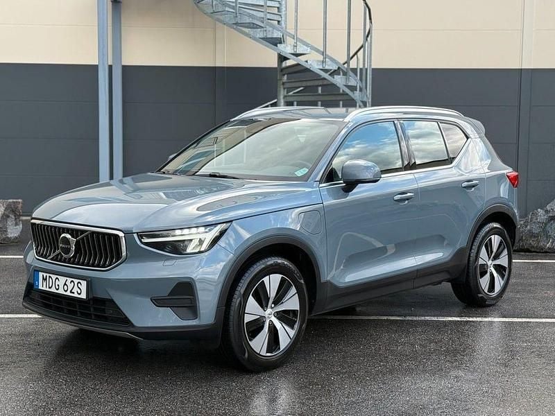 Grå Begagnad 2023 Volvo XC40 Momentum SUV | 309 400 kr (Marknadspris) - Bild 1/4