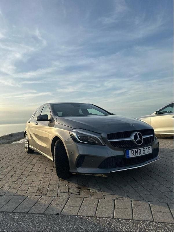 Grå Begagnad 2018 Mercedes A180 Halvkombi | 149 000 kr (Bra pris) - Bild 1/4