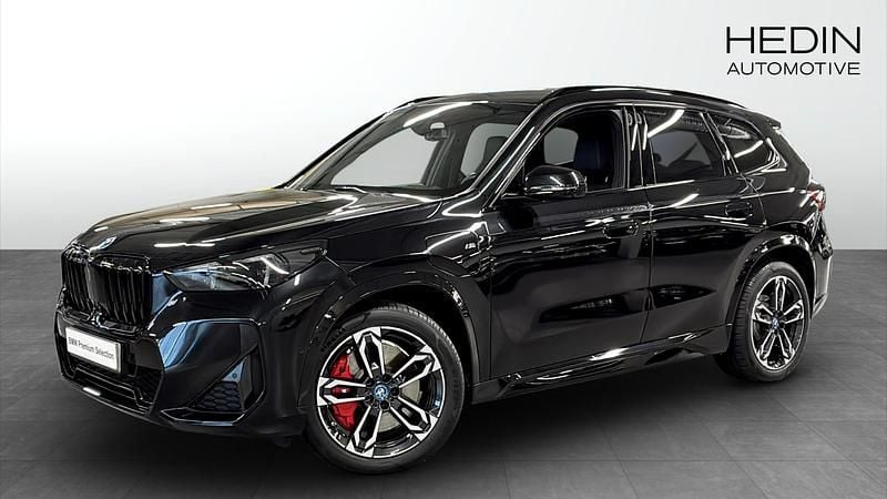 Svart (black) Begagnad 2025 BMW X1 Comfort Edition SUV | 624 700 kr - Bild 1/4