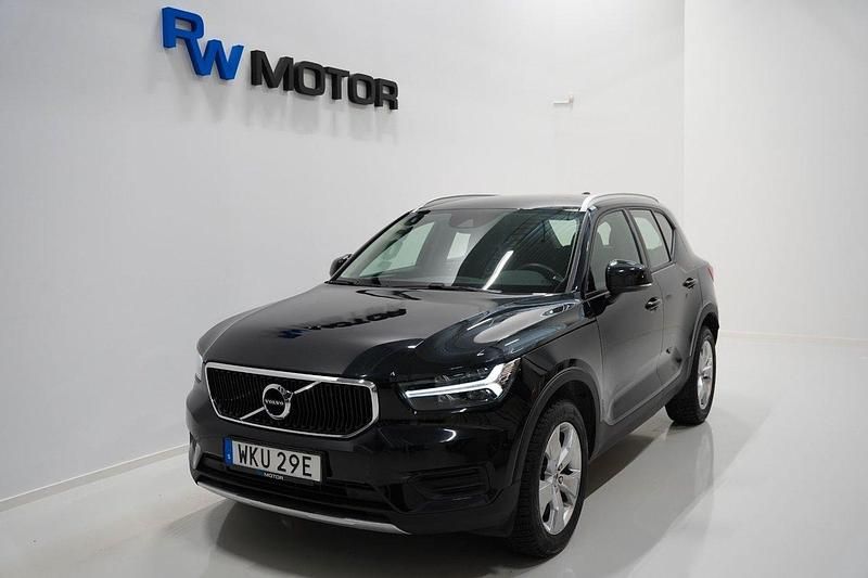 Svart Begagnad 2021 Volvo XC40 Momentum SUV | 304 900 kr (Marknadspris) - Bild 1/4