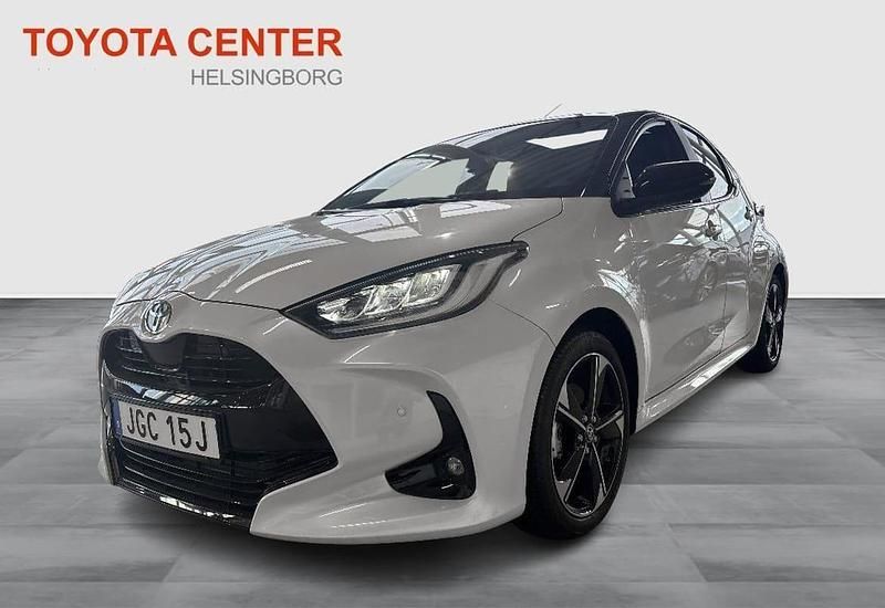 Vit Begagnad 2024 Toyota Yaris Hybrid Edition Halvkombi | 319 900 kr - Bild 1/3