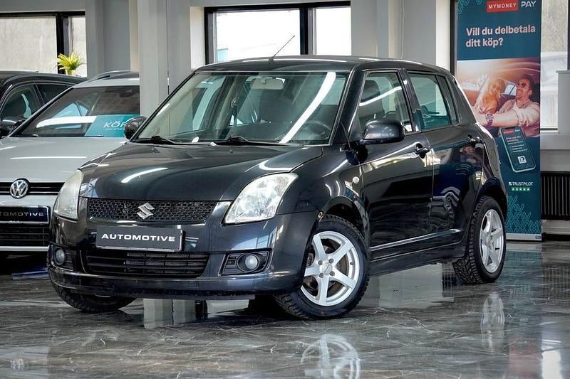 Svart Begagnad 2010 Suzuki Swift Halvkombi | 29 900 kr (Marknadspris) - Bild 1/4