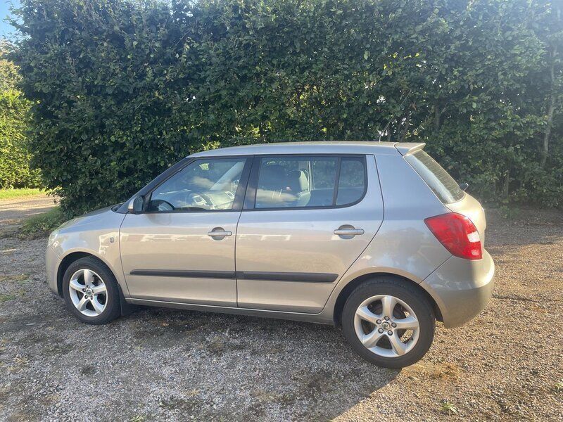 Brun Begagnad 2008 Skoda Fabia Halvkombi | 31 000 kr (Marknadspris) - Bild 1/4