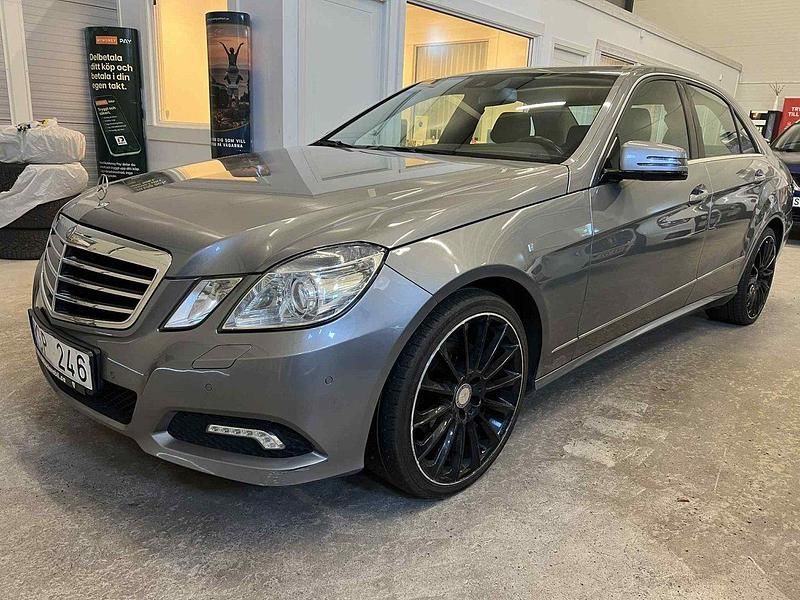 Silver Begagnad 2010 Mercedes E200 Avantgarde Sedan | 124 900 kr (Marknadspris) - Bild 1/4