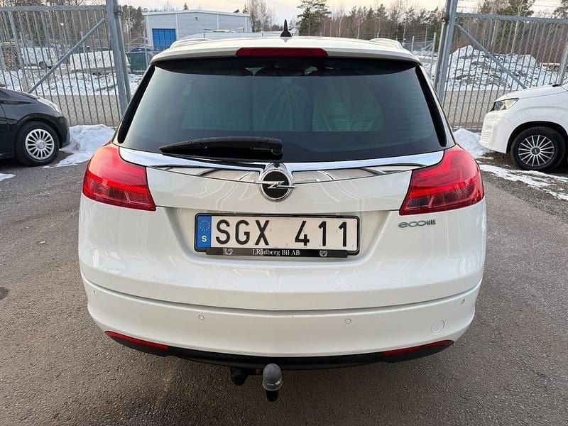 Begagnad Opel Insignia Edition 160 HK (117 kW) 2011 Vit Kombi