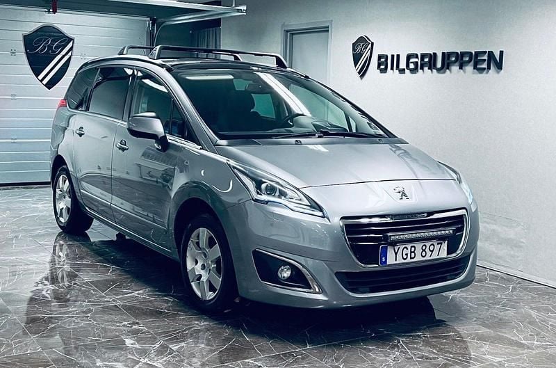 Grå Begagnad 2016 Peugeot 5008 Allure Minibuss | 119 000 kr (Lite dyr) - Bild 1/4