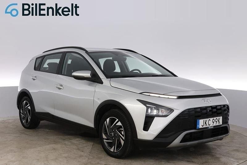 Grå Begagnad 2022 Hyundai Bayon Essential SUV | 168 900 kr (Marknadspris) - Bild 1/4
