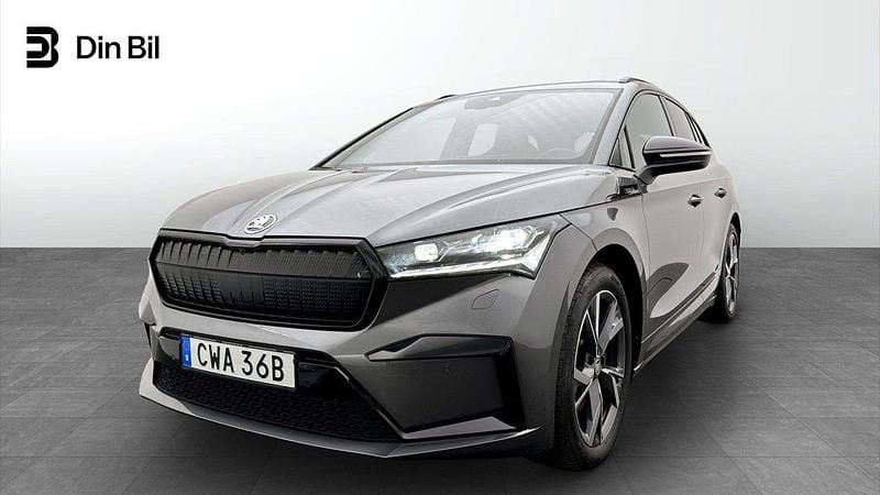 Grå Begagnad 2023 Skoda Enyaq iV SportLine SUV | 491 900 kr (Lite dyr) - Bild 1/4