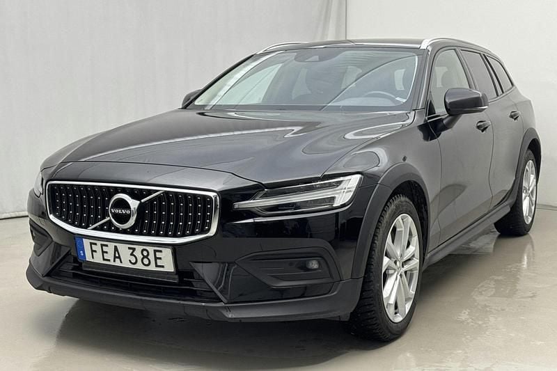 Svart Begagnad 2022 Volvo V60 CC Kombi | 240 000 kr (Superpris) - Bild 1/4