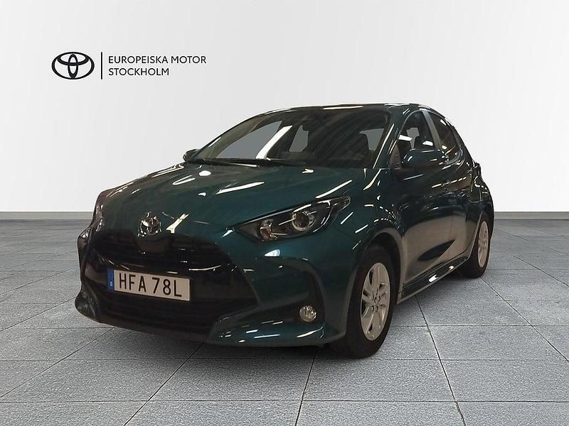 Grön Begagnad 2025 Toyota Yaris Hybrid Active Halvkombi | 259 900 kr (Marknadspris) - Bild 1/4