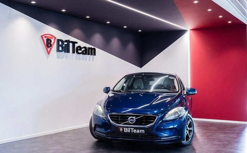 Mörkblå Begagnad 2014 Volvo V40 Kinetic Kombi | 119 900 kr (Marknadspris) - Bild 1/4