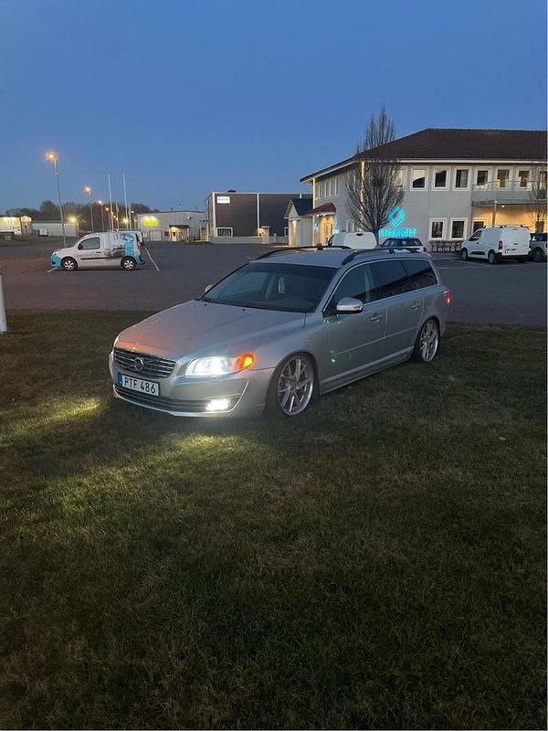 Grå Begagnad 2011 Volvo V70 Momentum Kombi | 79 500 kr (Marknadspris) - Bild 1/4