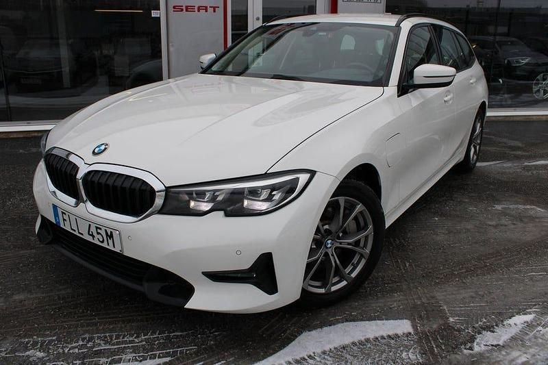 Vit Begagnad 2021 BMW 330 Sport Line Kombi | 239 900 kr (Bra pris) - Bild 1/4